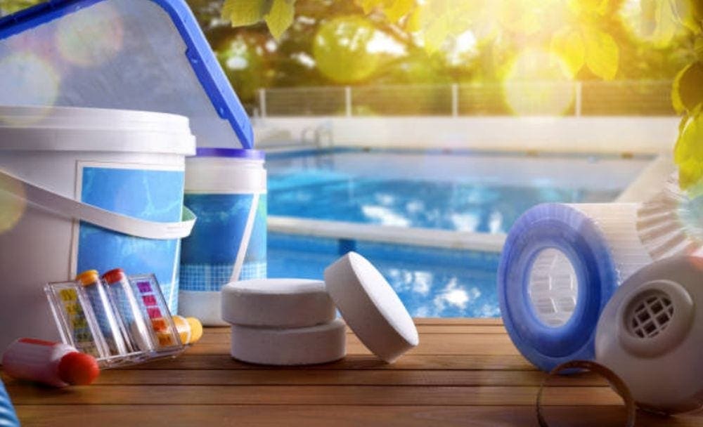 productos variados para desinfectar tu piscina
